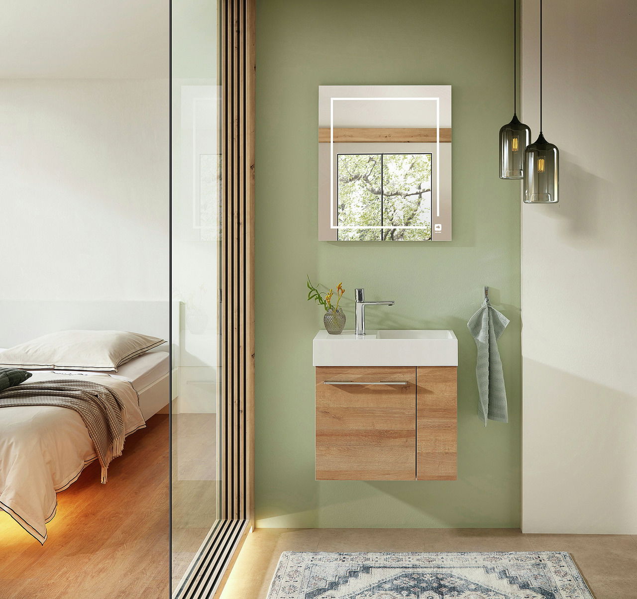 Modernes Gästebad mit hängendem Holzunterschrank, integriertem Waschbecken und beleuchtetem Spiegel, seitliche Perspektive.
