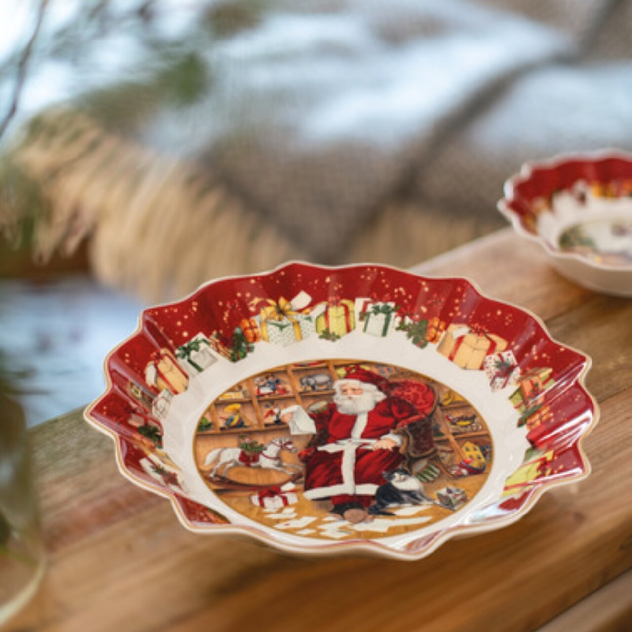 Große Schale mit einem Durchmesser von 25 cm, dekoriert mit einem weihnachtlichen Motiv von einem Weihnachtsmann, umgeben von Geschenken. Die Schale ist aus einer leicht erhöhten Perspektive fotografiert.