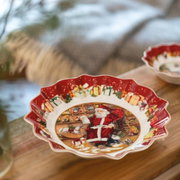 Große Schale mit einem Durchmesser von 25 cm, dekoriert mit einem weihnachtlichen Motiv von einem Weihnachtsmann, umgeben von Geschenken. Die Schale ist aus einer leicht erhöhten Perspektive fotografiert.