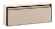 Moderne wandkast in beige met zwarte zijpanelen en greeploze klepdeur, getoond in schuin vooraanzicht (3/4-perspectief) op witte achtergrond