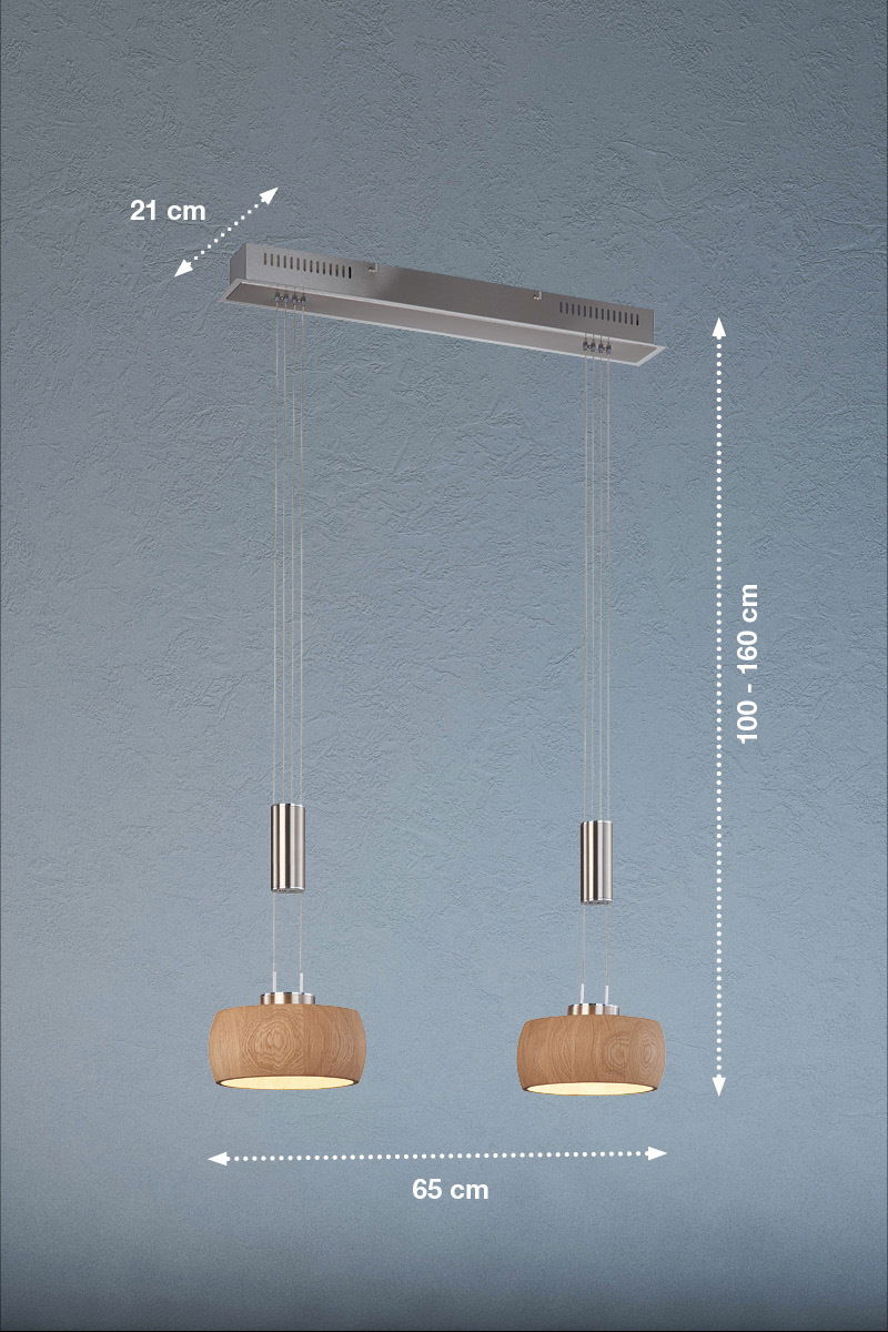 Moderne Pendelleuchte mit zwei hölzernen Lampenschirmen, aufgehängt an verstellbaren Kabeln, seitliche Perspektive.