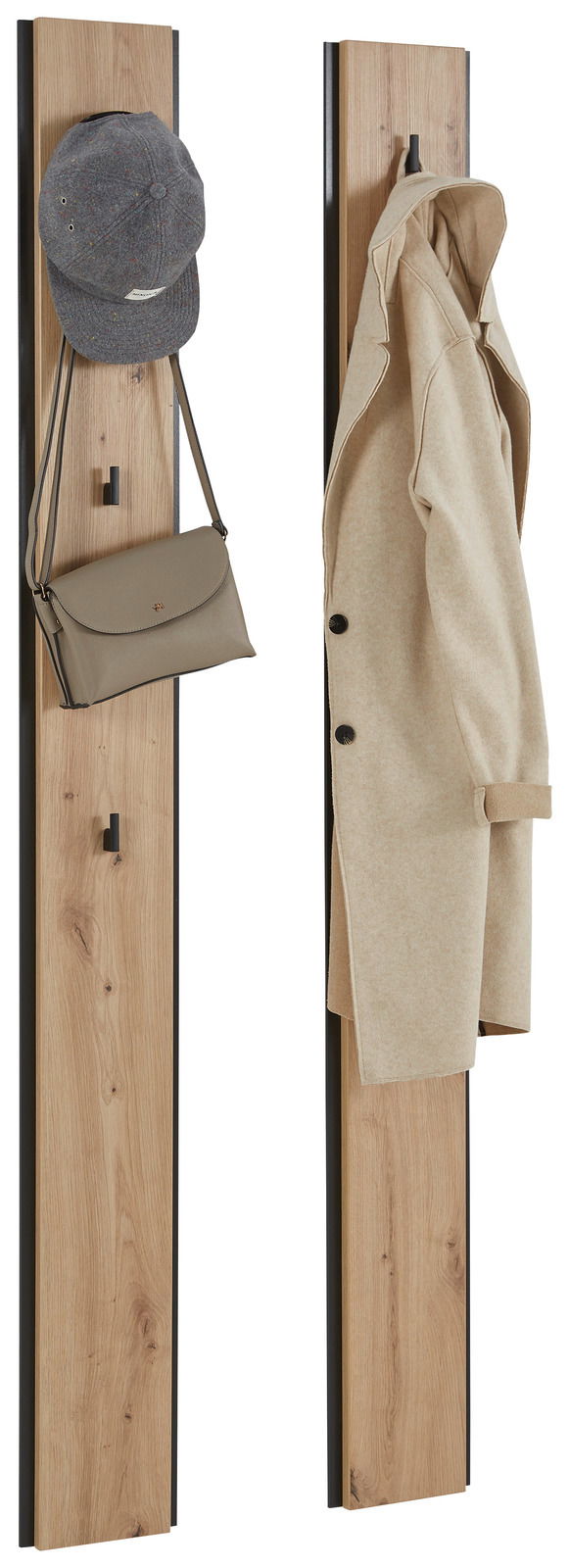 Zwei Garderobenpaneele aus Holz mit schwarzem Rand, eines mit Hut und Tasche, das andere mit Mantel, seitliche Perspektive.
