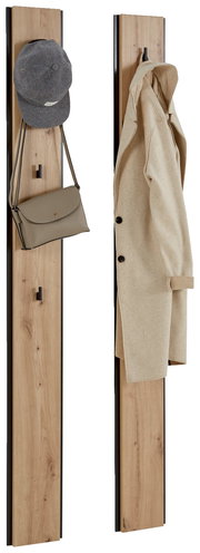 Zwei Garderobenpaneele aus Holz mit schwarzem Rand, eines mit Hut und Tasche, das andere mit Mantel, seitliche Perspektive.