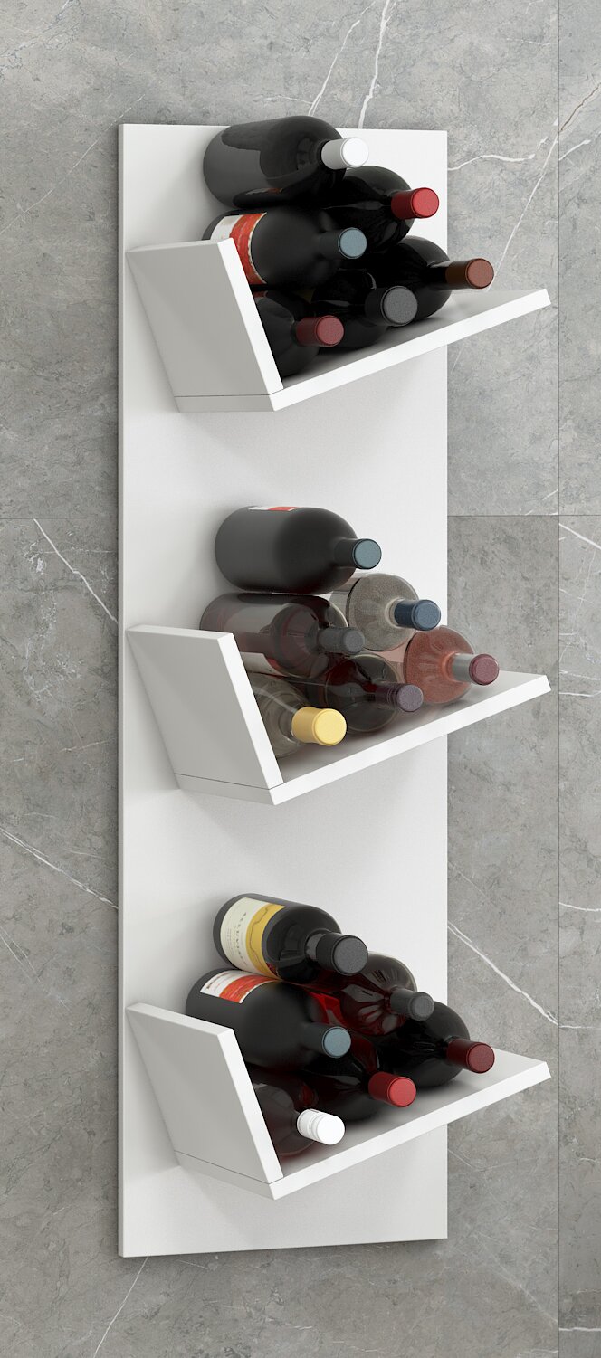 Weißes, wandmontiertes Weinregal mit drei schrägen Ablagen und mehreren liegenden Weinflaschen vor grauer Steinwand, Ansicht leicht von oben/diagonal