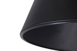 Nahaufnahme eines schwarzen Lampenschirms aus seitlicher Perspektive