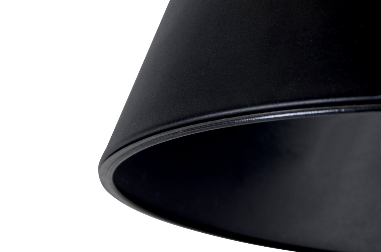 Nahaufnahme eines schwarzen Lampenschirms aus seitlicher Perspektive