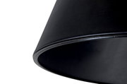 Nahaufnahme eines schwarzen Lampenschirms aus seitlicher Perspektive