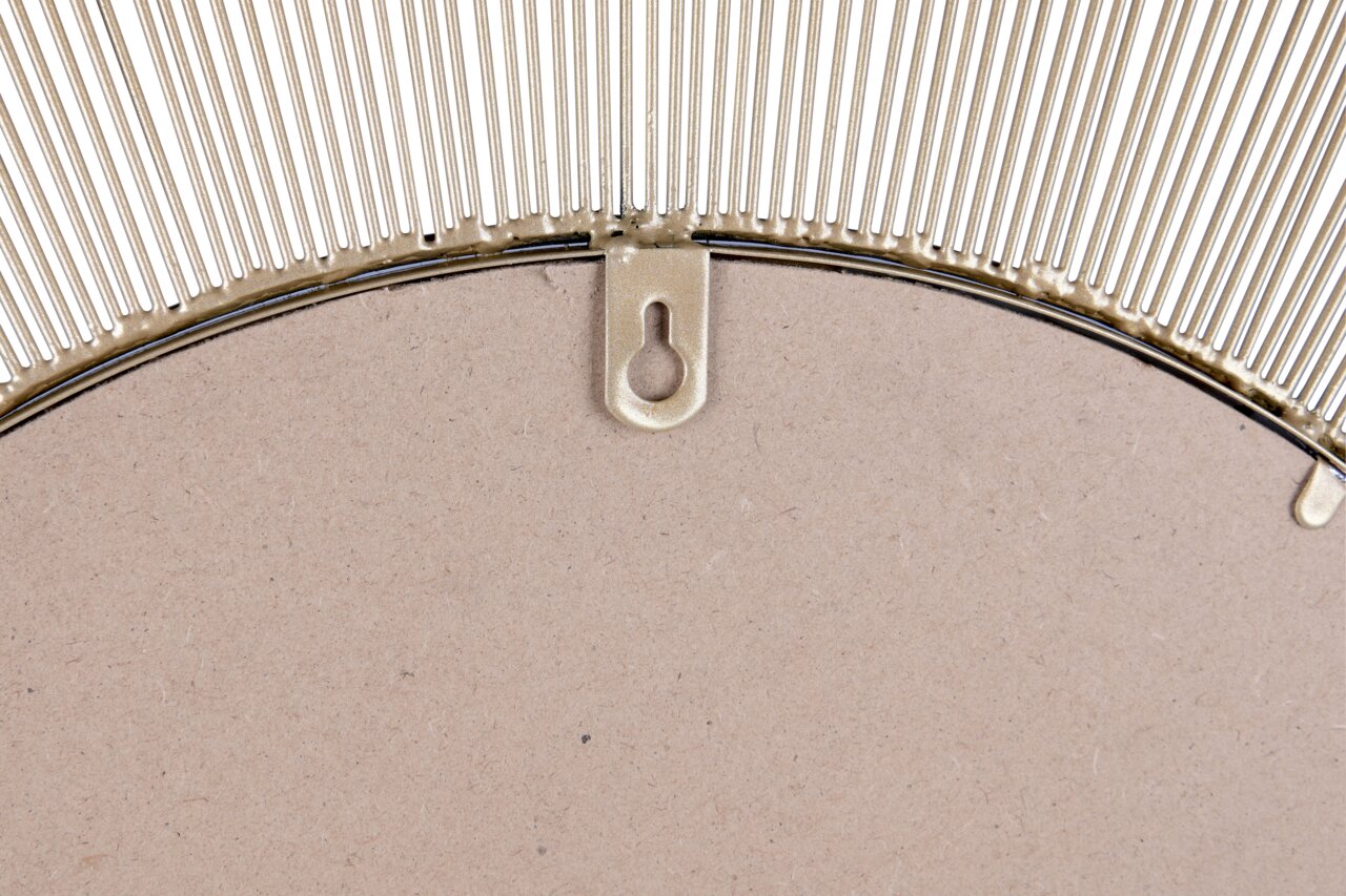 Rückansicht eines runden Spiegels mit goldfarbenem Rahmen und Aufhängung.