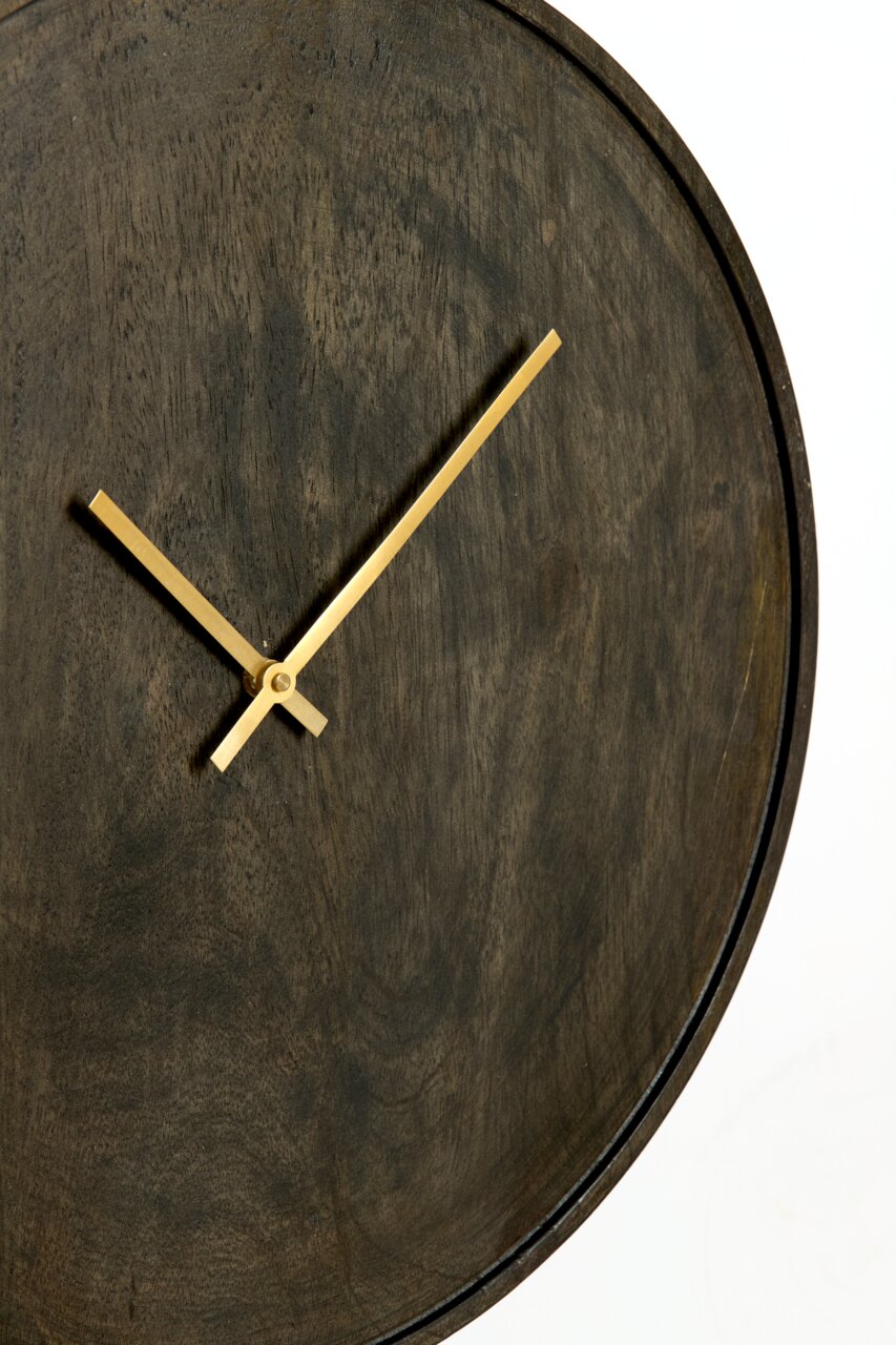 Nahaufnahme einer runden Holzuhr mit goldenen Zeigern, seitliche Perspektive