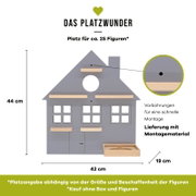 Graues, hausförmiges Wandregal/Displayboard „Das Platzwunder“ mit mehreren Holzleisten und kleiner Ablage, Vorbohrungen für schnelle Montage, ca. 44 cm hoch und 42 cm breit (Tiefe ca. 19 cm), Platz für ca. 25 Figuren; frontal in der Vorderansicht dargeste
