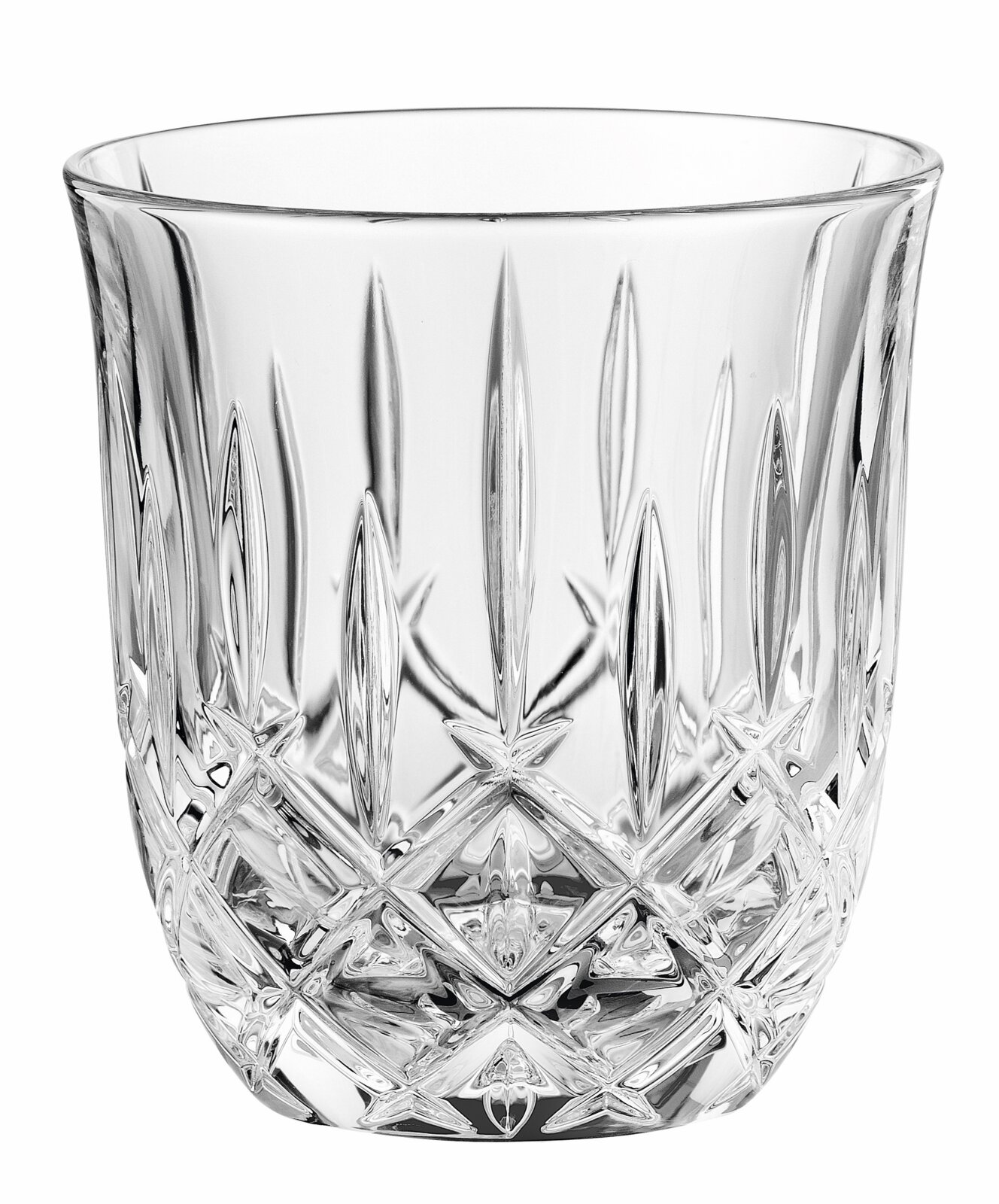 Transparentes Kristallglas-Tumbler/Whiskyglas mit geschliffenem Facettenmuster am Boden, freigestellt auf weißem Hintergrund, frontal in leichter Aufsicht gezeigt.