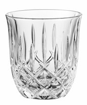 Transparentes Kristallglas-Tumbler/Whiskyglas mit geschliffenem Facettenmuster am Boden, freigestellt auf weißem Hintergrund, frontal in leichter Aufsicht gezeigt.