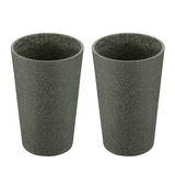 Zwei grüne Becher mit 350 ml Fassungsvermögen, nebeneinander stehend, aus einer leicht erhöhten Perspektive fotografiert.