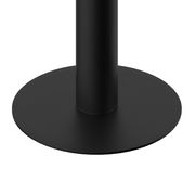 Nahaufnahme der Basis einer schwarzen Tischleuchte aus Metall, von oben betrachtet.