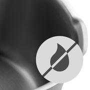 Nahaufnahme eines Topfes aus Edelstahl mit Symbol für tropffreies Ausgießen.