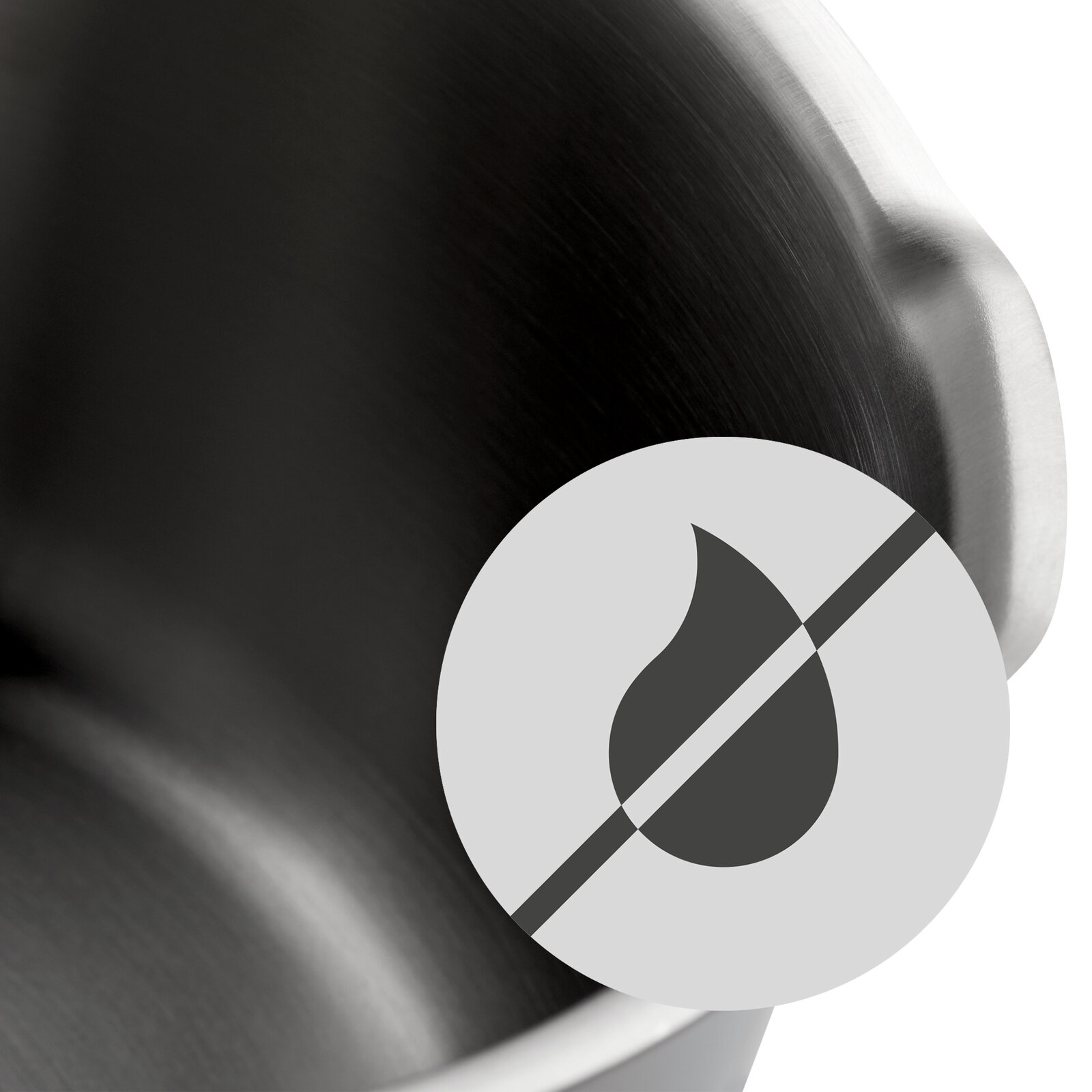 Nahaufnahme eines Topfes aus Edelstahl mit Symbol für tropffreies Ausgießen.