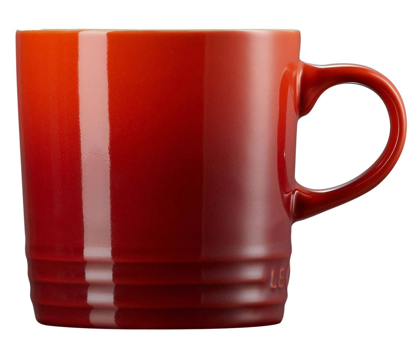 Kirschroter Becher mit Henkel, seitliche Perspektive