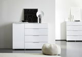 Weiße Kombikommode mit vier Schubladen und einer Tür, dekoriert mit einem modernen Kunstwerk und einer Lampe, aus der Frontalperspektive fotografiert.