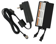 Ladegerät und Akku mit Kabeln, Ansicht von oben