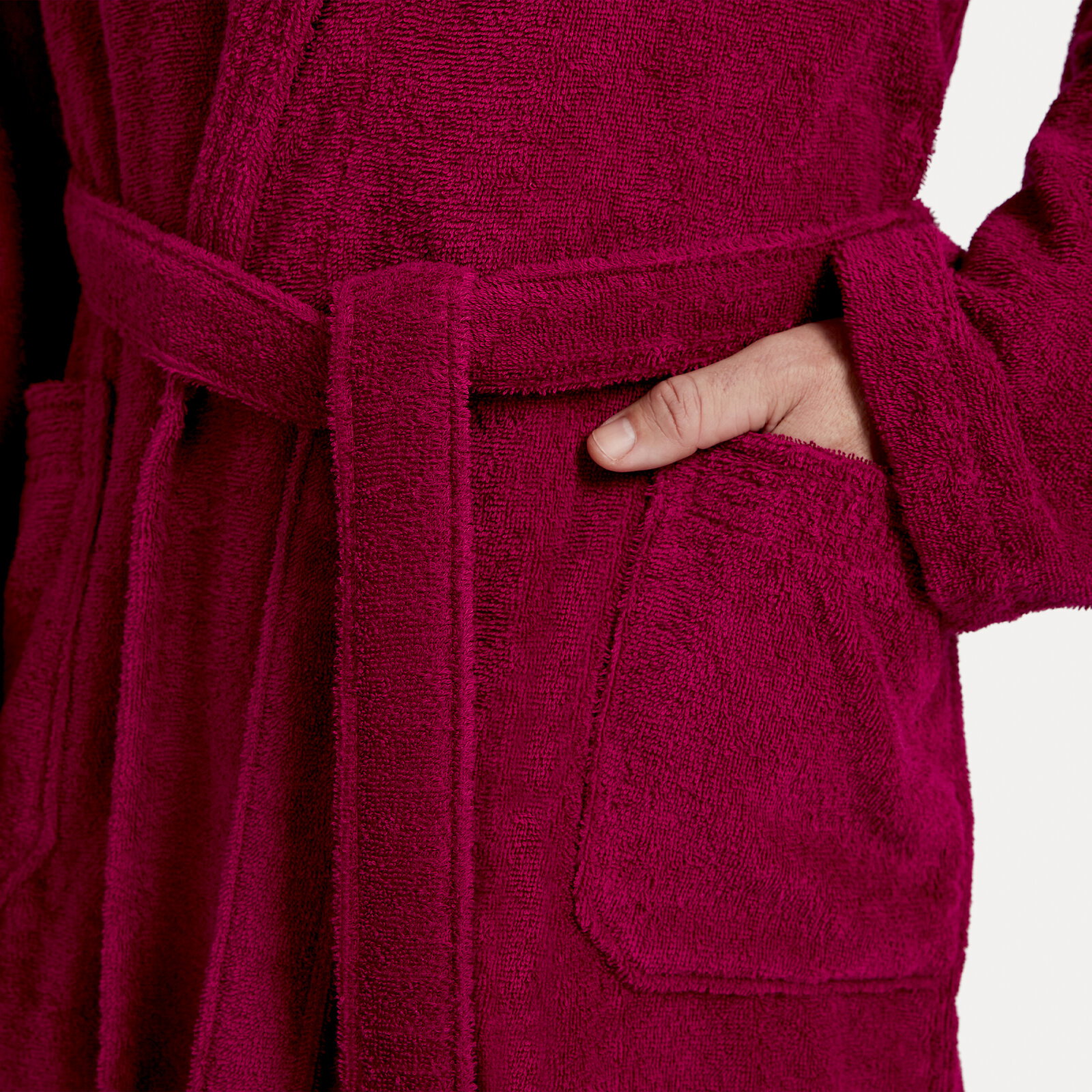 MÖVE Bademantel Schalkragen XL HOMEWEAR BASIC Nahaufnahme eines weinroten Bademantels mit Schalkragen, Gürtel und Tasche, Hand in der Tasche.