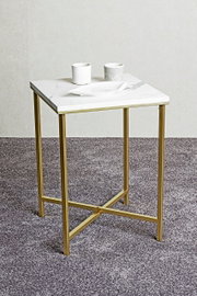 Quadratischer Beistelltisch mit weißer Marmoroptik-Tischplatte und goldfarbenem Metallgestell, mit zwei weißen Bechern und einer Schale auf der Platte, fotografiert in leichter Schrägansicht von vorne oben.