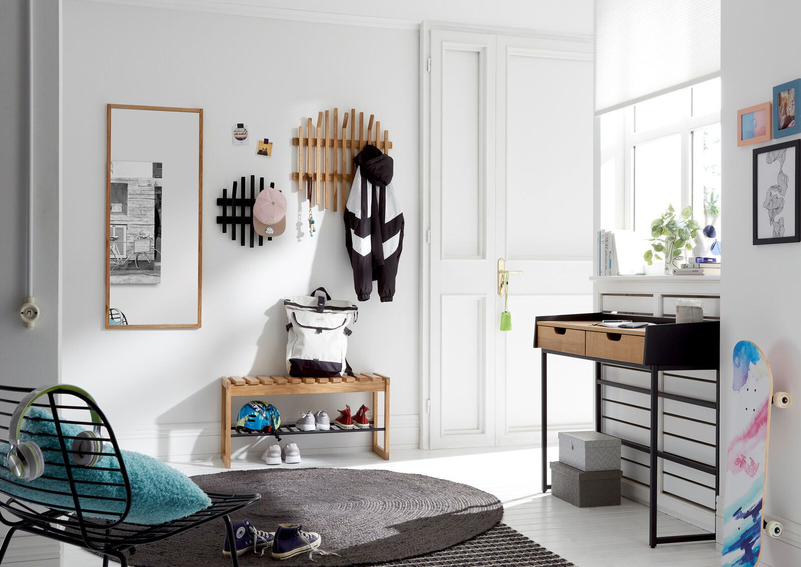 Linea Natura Garderobenbank BANTRY Moderner Eingangsbereich mit Garderobenpaneel, Spiegel und Bank aus Holz. Perspektive von schräg vorne.