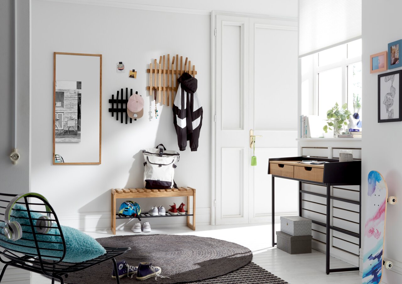 Linea Natura Garderobenbank BANTRY Moderner Eingangsbereich mit Garderobenpaneel, Spiegel und Bank aus Holz. Perspektive von schräg vorne.