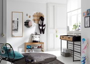 Moderner Eingangsbereich mit Garderobenpaneel, Spiegel und Bank aus Holz. Perspektive von schräg vorne.