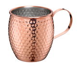 Kupferfarbener Moscow Mule Becher mit gehämmerter Oberfläche, seitliche Perspektive
