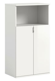 Weiße Schuhkommode mit zwei Türen und einem offenen Fach, Frontalansicht