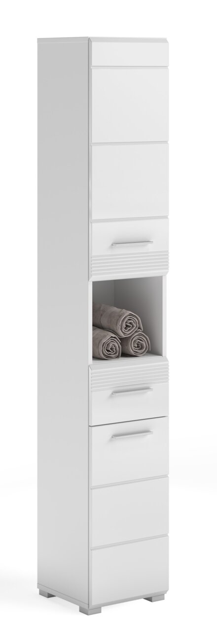 Weißer Hochschrank mit mehreren Schubladen und einem offenen Fach mit Handtüchern, seitliche Perspektive.