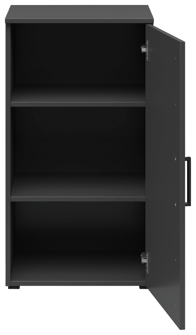 Schwarze Kommode mit geöffneter Tür, zeigt zwei Regalböden, Frontalansicht