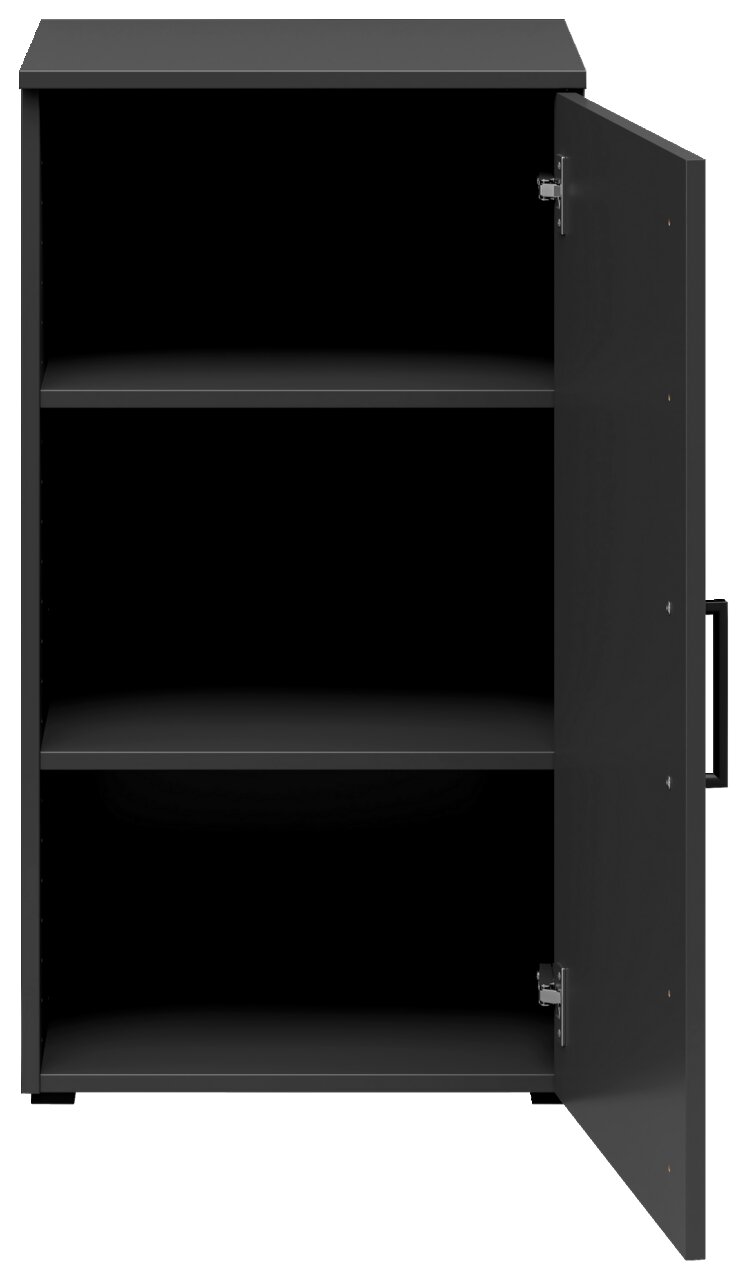 Schwarze Kommode mit geöffneter Tür, zeigt zwei Regalböden, Frontalansicht