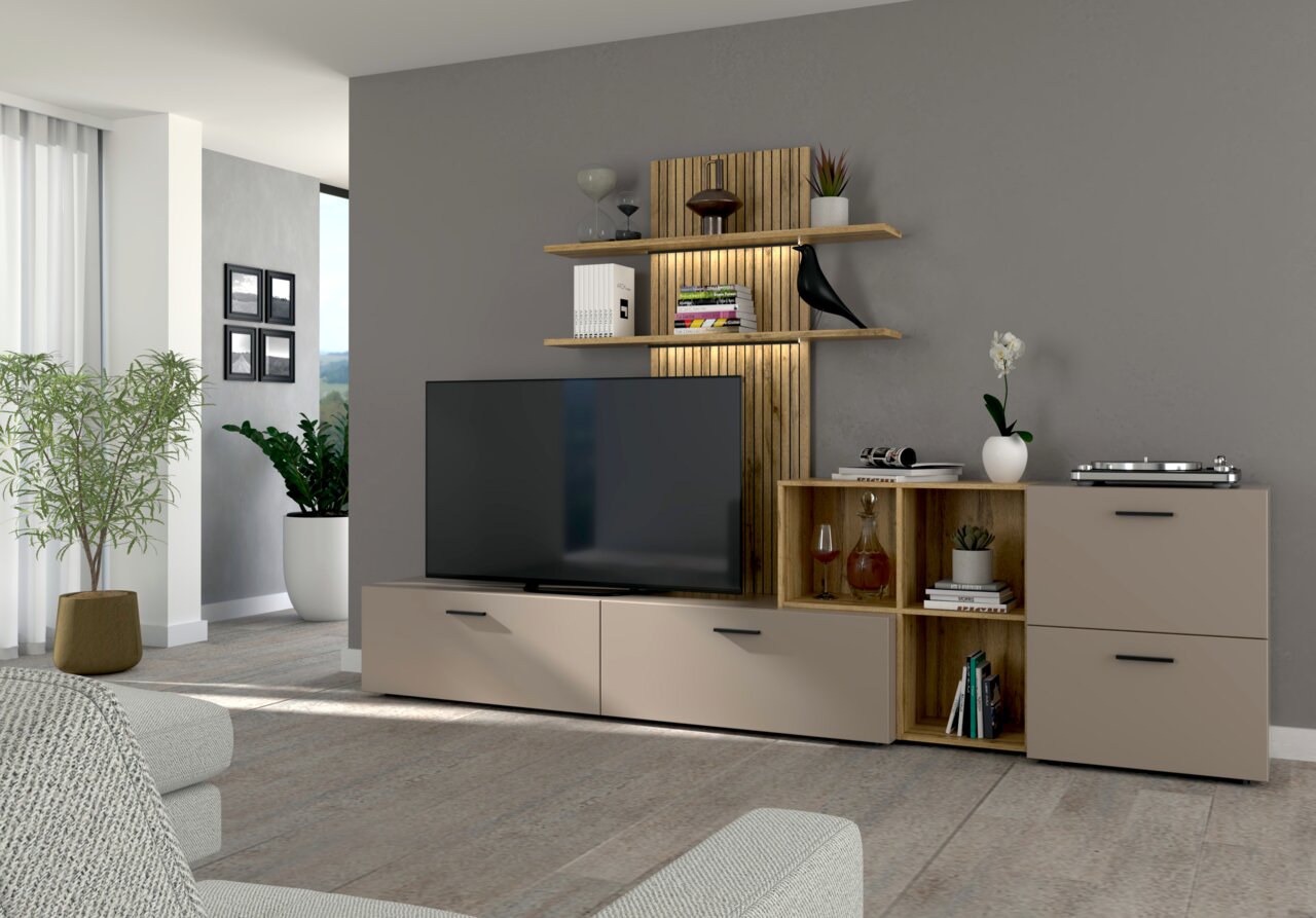 Moderne Wohnwand mit TV, Regalen und Schränken in einem stilvollen Wohnzimmer, seitliche Perspektive