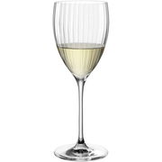 Rieslingglas POESIA 350ml, gefüllt mit Weißwein, aus seitlicher Perspektive fotografiert