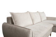 Beige Ecksofa mit weichen Kissen, seitliche Perspektive