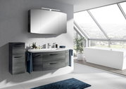 Moderne Badkombination mit grauen Schränken und Spiegel, seitliche Perspektive mit Blick auf eine freistehende Badewanne und große Fenster.