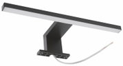 Schwarze, lineare LED-Spiegelleuchte/Badlampe mit opaler Abdeckung und Montagefuß, Produktansicht in schräger Perspektive von unten auf weißem Hintergrund