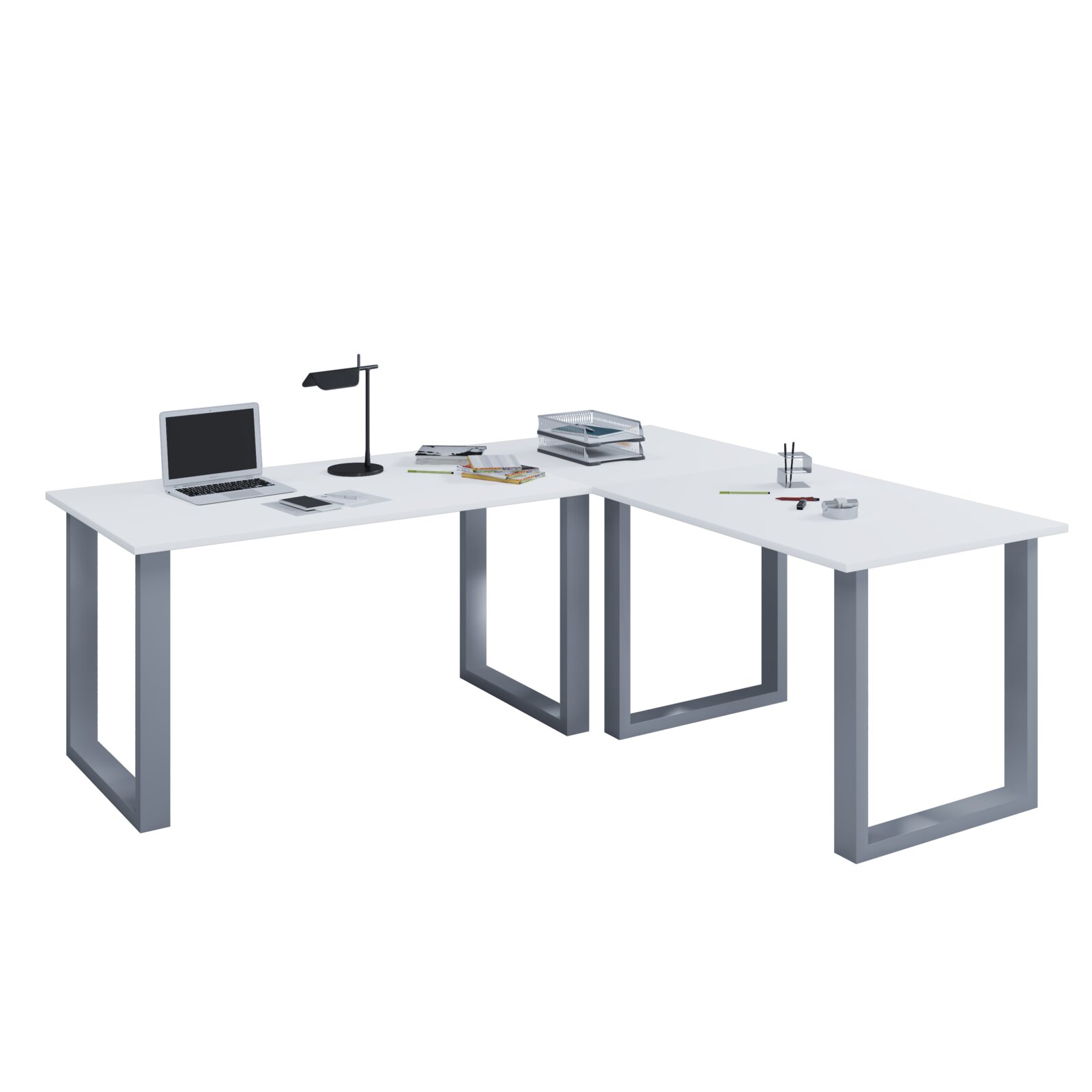 Weißer L-förmiger Büroschreibtisch mit grauem Metallgestell, in leichter Draufsicht aus schräger Frontperspektive, mit Laptop, Schreibtischlampe und Büroablagen auf der Tischplatte