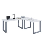 Weißer L-förmiger Büroschreibtisch mit grauem Metallgestell, in leichter Draufsicht aus schräger Frontperspektive, mit Laptop, Schreibtischlampe und Büroablagen auf der Tischplatte