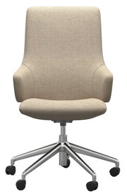 Beiger Home Office Sessel mit Armlehnen und verchromtem Drehfuß, Vorderansicht