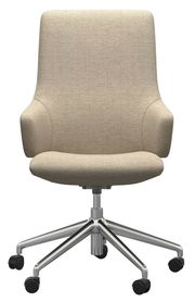Beiger Home Office Sessel mit Armlehnen und verchromtem Drehfuß, Vorderansicht