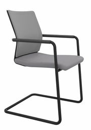 Grauer Freischwinger-Stuhl mit schwarzem Metallrahmen, seitliche Perspektive