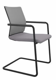 Grauer Freischwinger-Stuhl mit schwarzem Metallrahmen, seitliche Perspektive