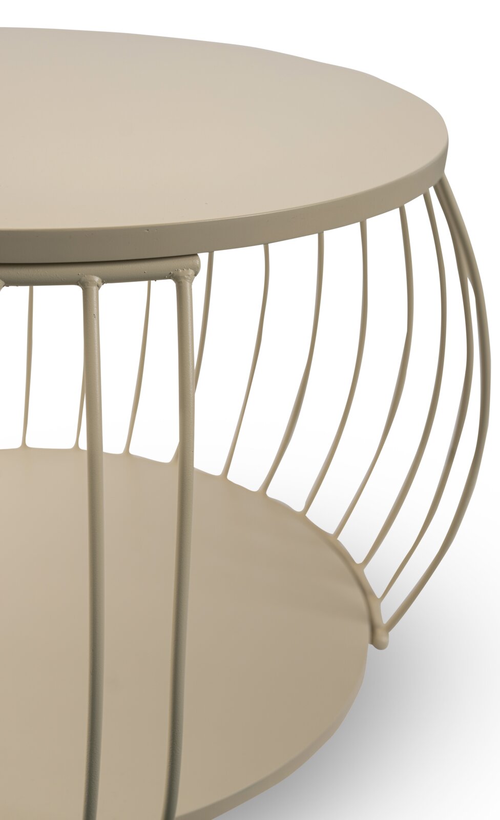 Close-up schuin zijaanzicht van een ronde beige metalen bijzettafel met draadframe en onderblad op witte achtergrond