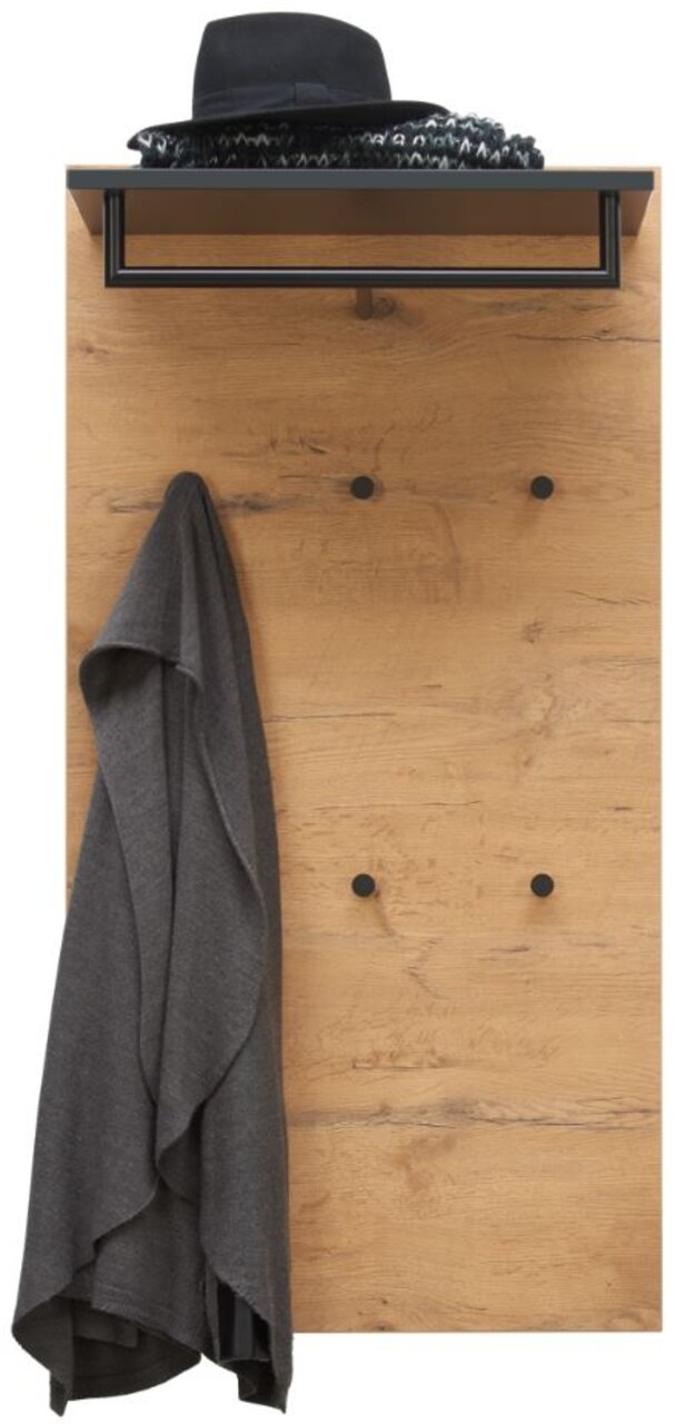 Garderobenpaneel aus Holz mit Haken und Ablage, frontal fotografiert. Ein Hut und ein Schal liegen auf der Ablage, ein Mantel hängt an einem Haken.