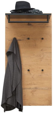 Garderobenpaneel aus Holz mit Haken und Ablage, frontal fotografiert. Ein Hut und ein Schal liegen auf der Ablage, ein Mantel hängt an einem Haken.