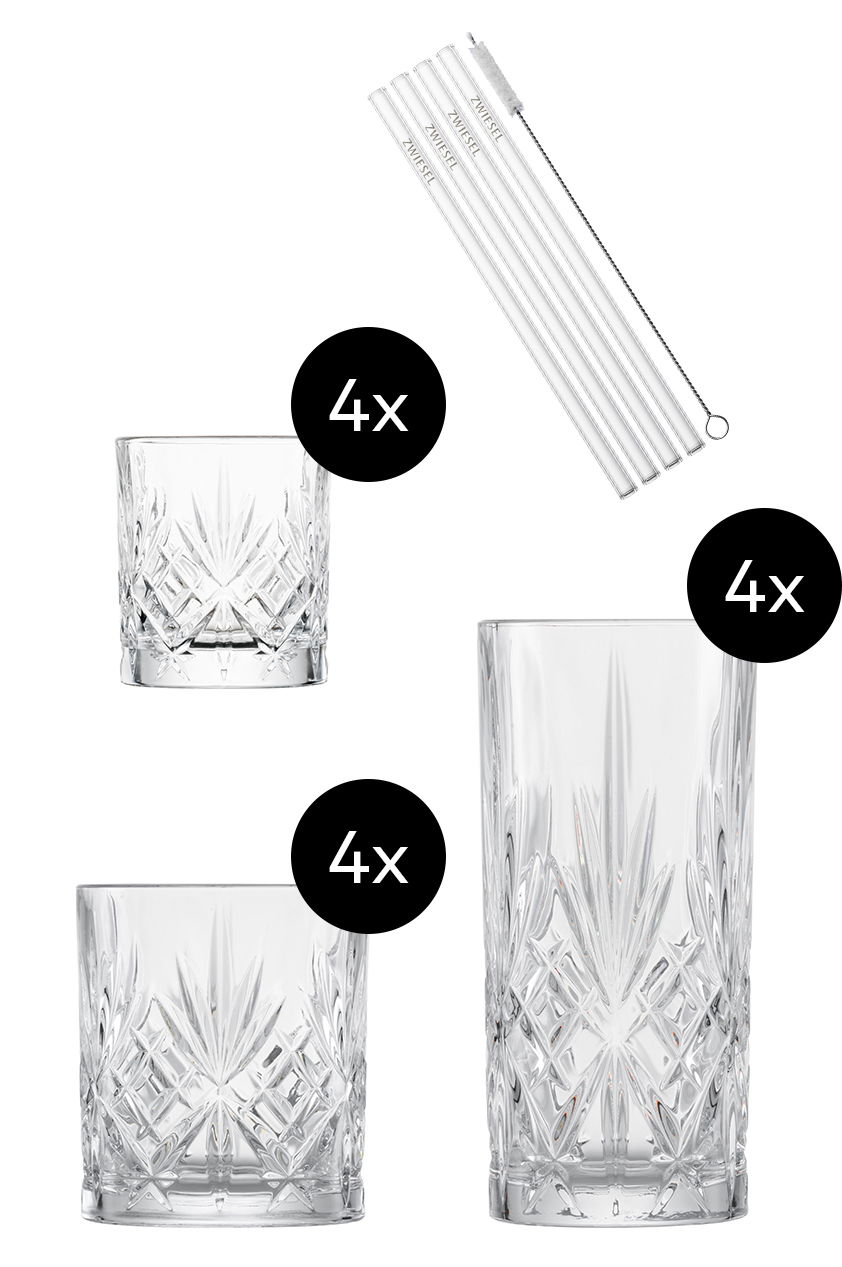 Set aus 17 Teilen bestehend aus 8 Kristallgläsern in zwei Größen und 5 Glasstrohhalmen mit Reinigungsbürste, seitliche Ansicht.