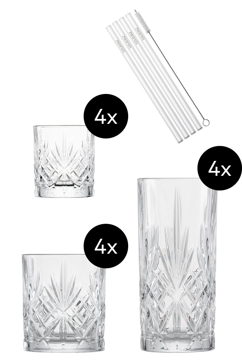 Set aus 17 Teilen bestehend aus 8 Kristallgläsern in zwei Größen und 5 Glasstrohhalmen mit Reinigungsbürste, seitliche Ansicht.