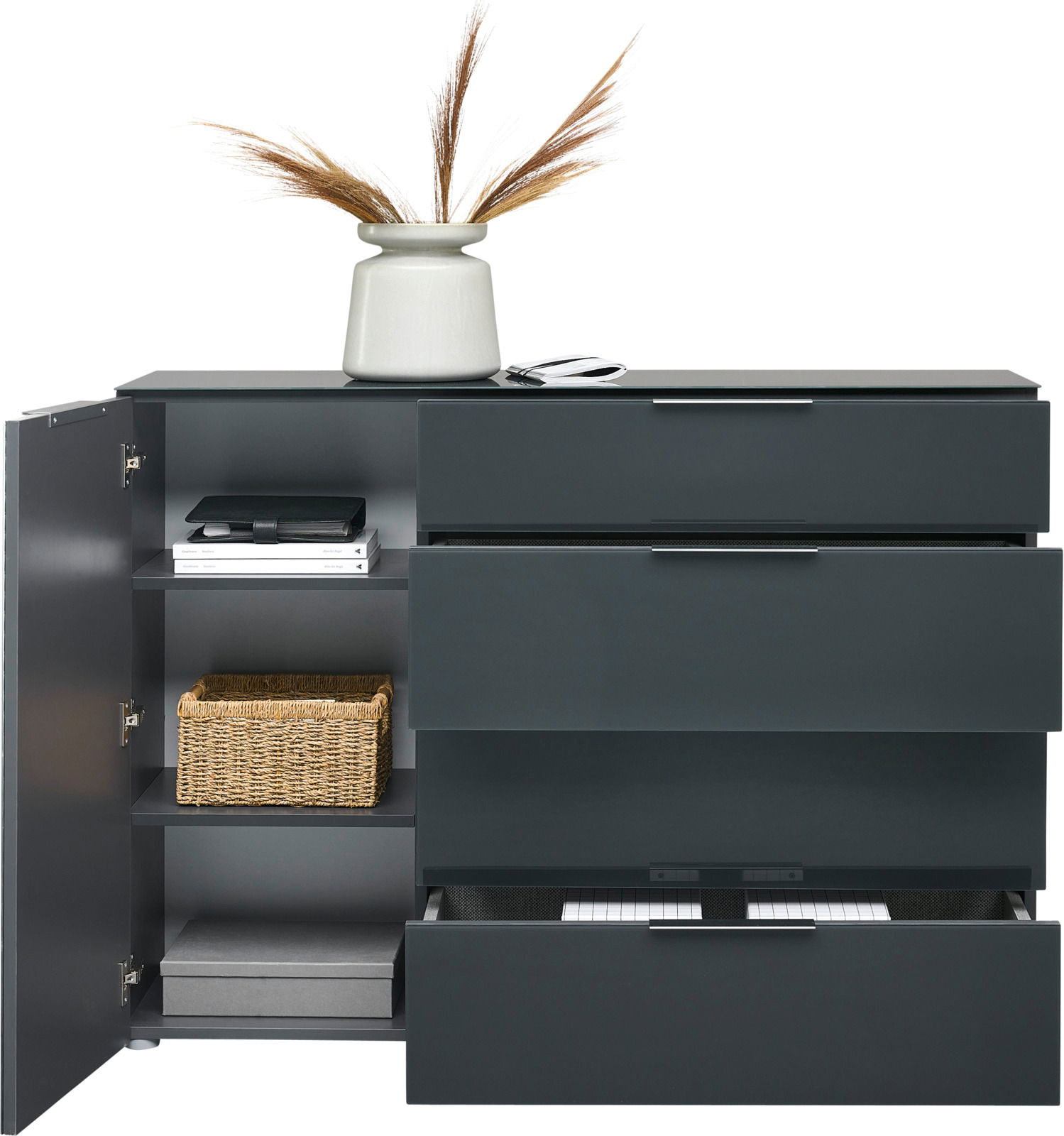 Moderne Kombikommode in dunklem Grau mit mehreren Schubladen und einem offenen Fach, dekoriert mit einer Vase und getrockneten Gräsern, Frontalansicht